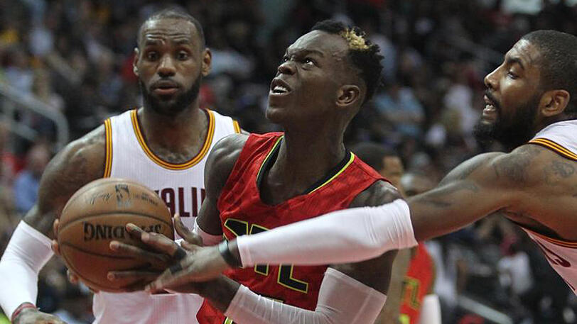 Dennis Schröder (M.) gelang mit Atlanta ein unglaubliches Comeback.