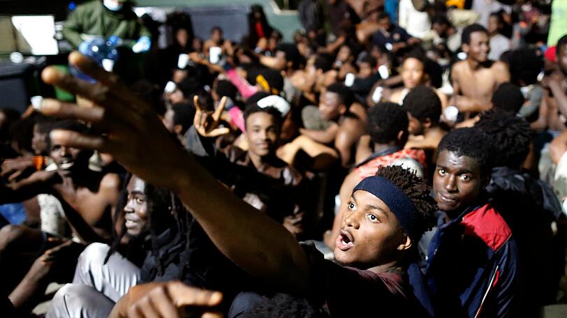 Bereits 2017 stürmten Flüchtlinge einen Grenzzaun in der spanischen Exklave Ceuta in Marokko.