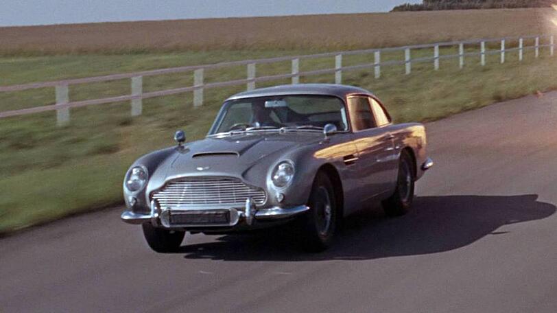 Der Aston Martin DB5 ist eines der berühmtesten James-Bond-Autos - hier im Film "James Bond 007 - Feuerball" (1965), für den auch der versteigerte Aston Martin gedacht war