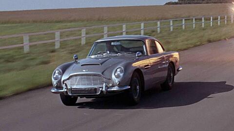 Der Aston Martin DB5 ist eines der berühmtesten James-Bond-Autos - hier im Film "James Bond 007 - Feuerball" (1965), für den auch der versteigerte Aston Martin gedacht war