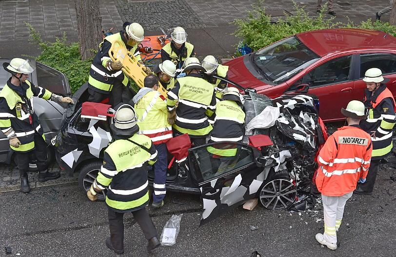 Vollsperrung auf der Lindwurmstraße: Die Bilder vom Rettungseinsatz der Feuerwehr.