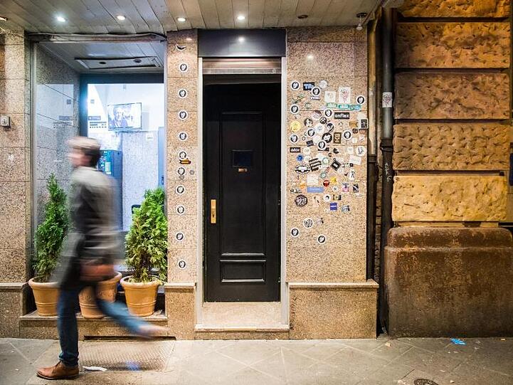 Der unscheinbare Eingang zur "Kinly Bar" im Frankfurter Baahnhofsviertel.