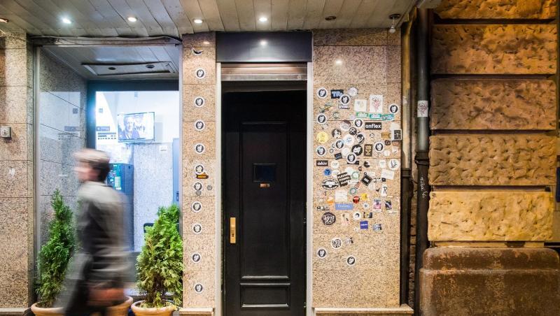 Der unscheinbare Eingang zur "Kinly Bar" im Frankfurter Baahnhofsviertel. Der unscheinbare Eingang zur "Kinly Bar" im Frankfurter Baahnhofsviertel.