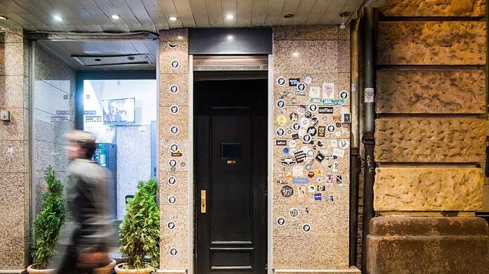 Der unscheinbare Eingang zur "Kinly Bar" im Frankfurter Baahnhofsviertel.