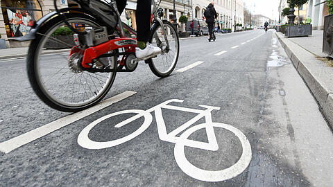 In Bayern soll der Ausbau von Radwegen gefördert werden. (Symbolbild)