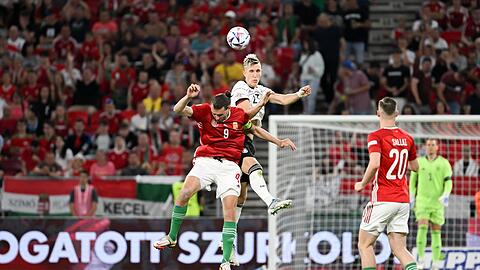 Deutschlands Nico Schlotterbeck klärt vor Ungarns Adam Szalai per Kopfball.