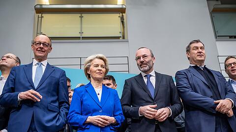 Ursula von der Leyen (2.v.l), EU- Kommissionspräsidentin, steht neben Friedrich Merz (l), CDU-Bundesvorsitzender und Fraktionsvorsitzender der CDU/CSU- Fraktion im Bundestag, Manfred Weber (2.v.r.), Vorsitzender der EVP-Fraktion im Europaparlament, sowie Markus Söder, CSU-Vorsitzender und Ministerpräsident von Bayern, bei der gemeinsamen Sitzung der Präsidien von CDU und CSU.