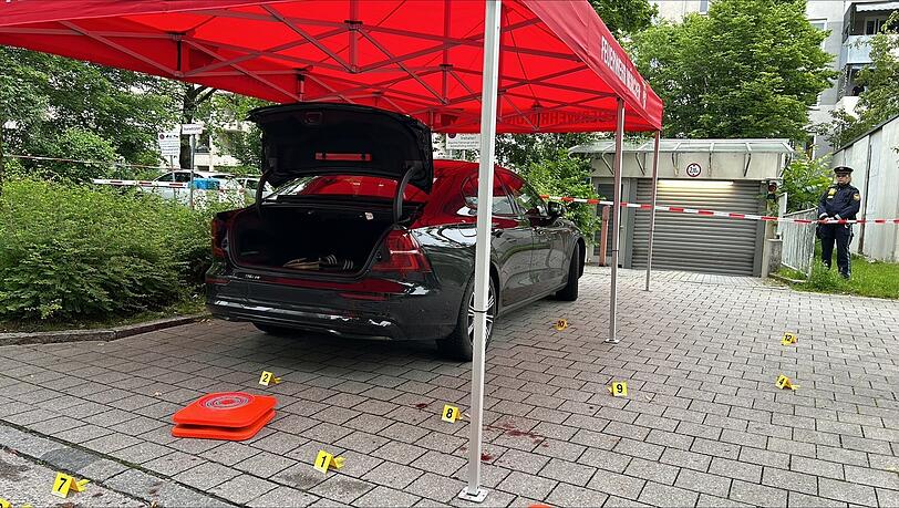 Deutlich erkennbare Blutflecken auf dem Boden: Offenbar tötete ein einziger Schuss den 24-jährigen Münchner. Die Spurensicherung gab den Tatort erst nach mehr als drei Stunden frei. Deutlich erkennbare Blutflecken auf dem Boden: Offenbar tötete ein einziger Schuss den 24-jährigen Münchner. Die Spurensicherung gab den Tatort erst nach mehr als drei Stunden frei.