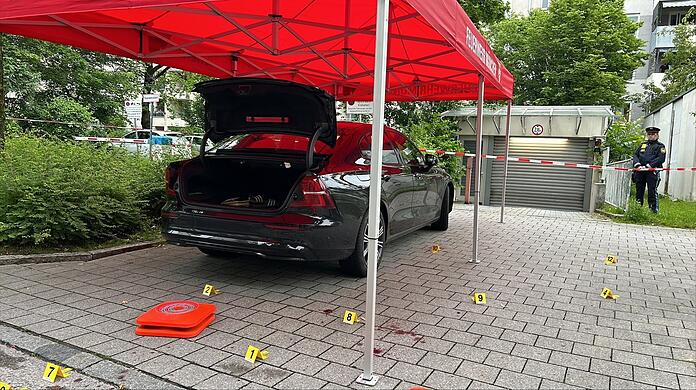 Deutlich erkennbare Blutflecken auf dem Boden: Offenbar tötete ein einziger Schuss den 24-jährigen Münchner. Die Spurensicherung gab den Tatort erst nach mehr als drei Stunden frei.
