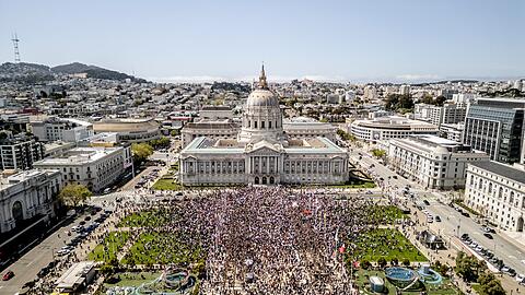 Auch in San Francisco versammelten sich viele Menschen im Protest gegen Trump und dessen Regierung.