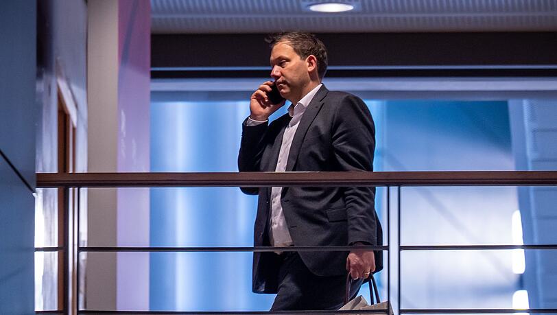 Finanzminister Lars Klingbeil (SPD) muss im Alltag viel Zeit am Handy verbringen - und will es an Weihnachten bewusst ausschalten. (Archivbild) Finanzminister Lars Klingbeil (SPD) muss im Alltag viel Zeit am Handy verbringen - und will es an Weihnachten bewusst ausschalten. (Archivbild)