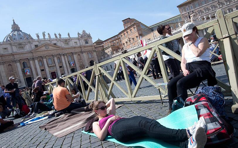 Pilger auf dem Petersplatz in Rom. Am Sonntag werden zwei ehemalige Päpste heiliggesprochen.