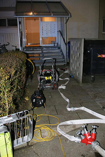 Die Küche verkohlte landete im Vorgarten. Die Bilder vom Feuerwehreinsatz in Waldkraiburg.
