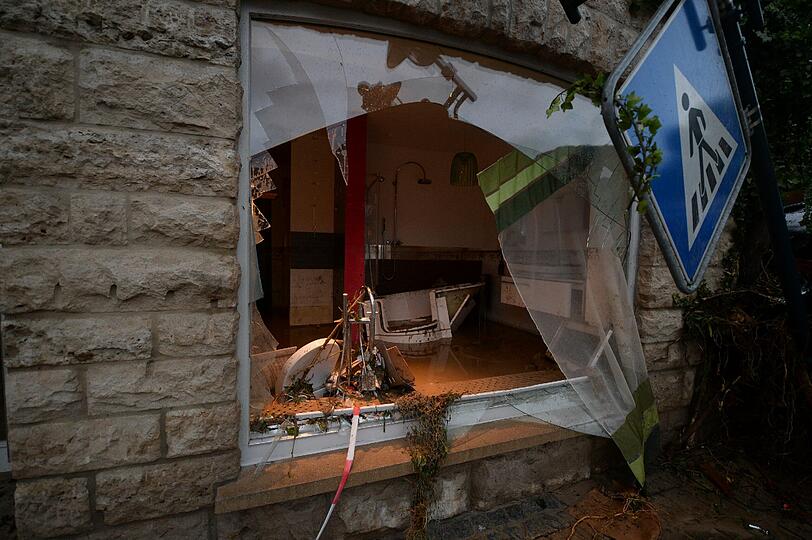 In der Nacht zum Montag hat es in Bayern und Baden-Württemberg schwerste Unwetter mit Überschwemmungen, Erdrutschen, Hagel und Sturm gegeben - die Bilder machen betroffen.