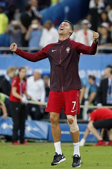 Das Ronaldo-Drama: Auf und Ab des portugiesischen Superstars im EM-Finale gegen Gastgeber Frankreich. Die einmaligen Bilder von Ronaldo, der von der tragischen Figur zum weltbesten Co-Trainer mutierte und dann zum großen Triumphator wurde.