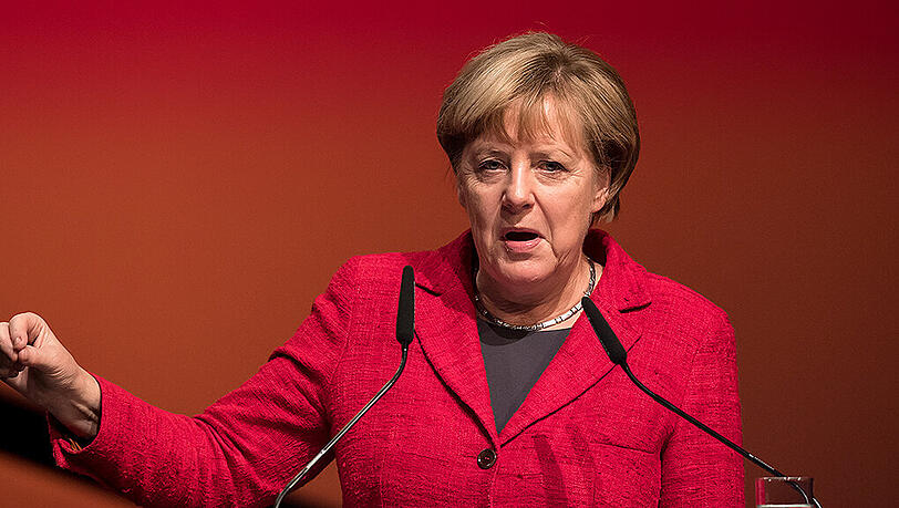 Draußen brüllen Merkels Kritiker unfreundliche Parolen in die Megafone. (Archivbild) Draußen brüllen Merkels Kritiker unfreundliche Parolen in die Megafone. (Archivbild)