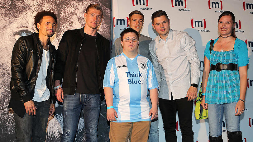 Die Löwen im Kino - beim "High Speed meet and greet" im Mathäser Kino. Bei "Fast + Furious 8"! Die Fans hatten so die Gelegenheit, die 1860-Profis mal in einer ganz anderen Umgebung zu erleben. Es gab Selfies ohne Ende, Autogramme bis zum Abwinken, Popcorn in rauen Mengen, spannende Duelle am Kicker. Die Bilder.