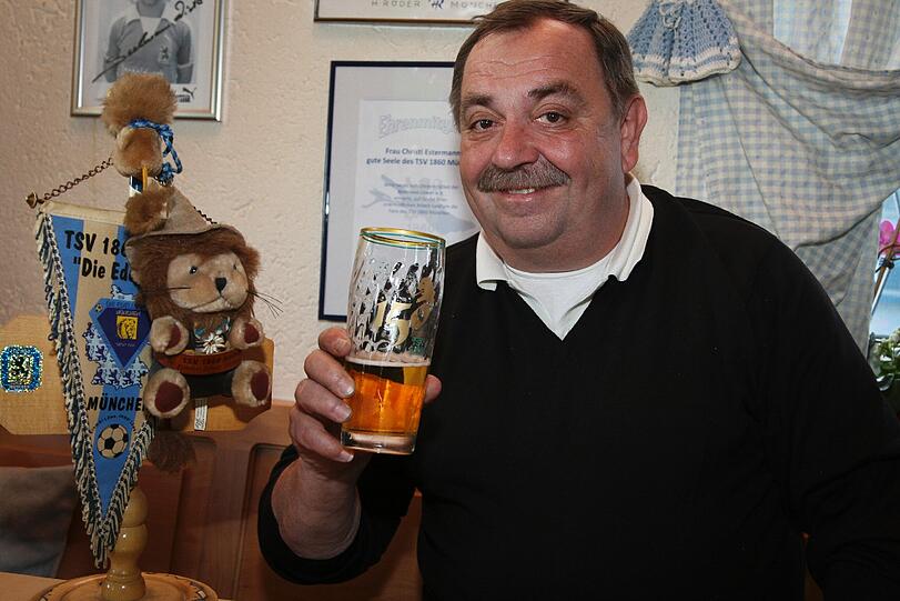 Im Löwenstüberl am 1860-Trainingsgelände sitzt Eddy. Er gehört zum Löwen-Stammtisch. Und dazu gehört auch...
