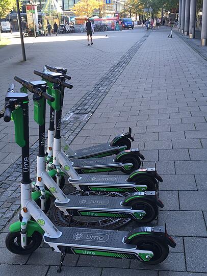 Gut gestellt: E-Scooter an der Schwanthalerhöhe.