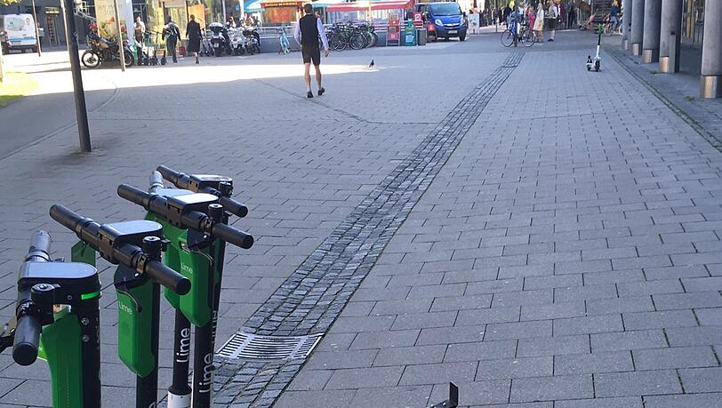 Gut gestellt: E-Scooter an der Schwanthalerhöhe. Gut gestellt: E-Scooter an der Schwanthalerhöhe.