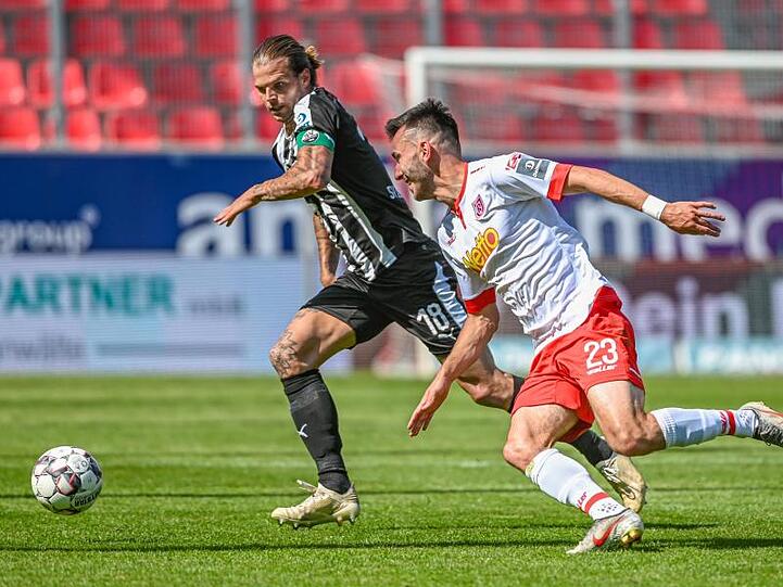 Sandhausens Dennis Diekmeier (l.) und Regensburgs Sargis Adamyan kämpfen um den Ball. Foto: Armin Weigel