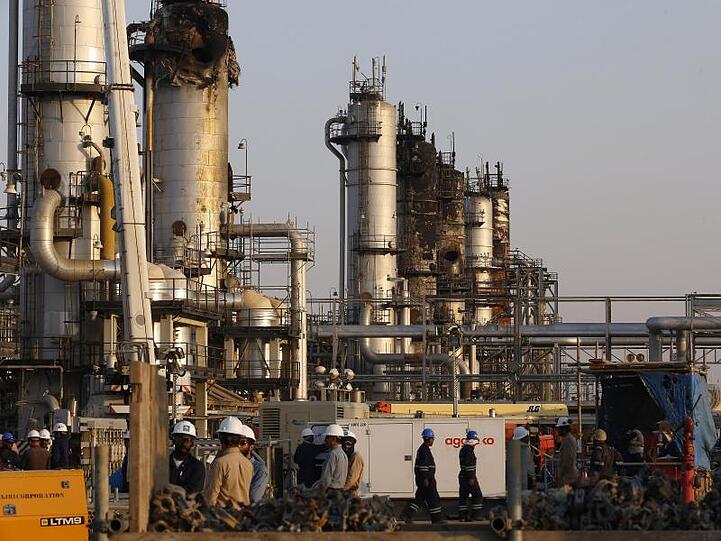 Eine Raffinierie des Ölkonzerns Aramco im saudi-arabischen Abkaik.