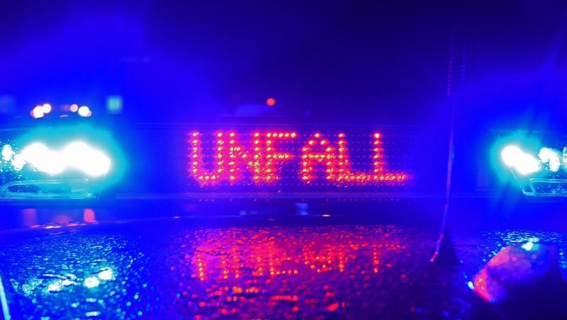 Während einer Unfallaufnahme spiegeln sich das Blaulicht und der Schriftzug "Unfall" auf dem Dach eines Polizeiwagens. Foto: Stefan Puchner/dpa Während einer Unfallaufnahme spiegeln sich das Blaulicht und der Schriftzug "Unfall" auf dem Dach eines Polizeiwagens. Foto: Stefan Puchner/dpa