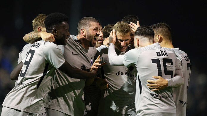 "Geht doch, Männer!" Angetrieben von Aggressiv-Löwe Mölders (2.v.l.) trifft Dennis Dressel (M.) in Buchbach zum späten 3:2-Sieg.