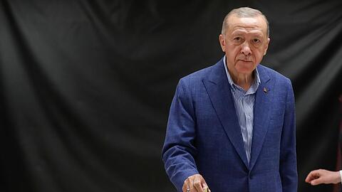 Recep Tayyip Erdogan gibt seine Stimme in einem Wahllokal in Istanbul ab.