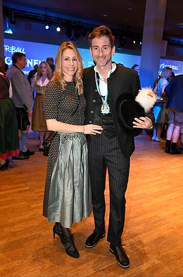 Harry G (Markus Stoll) mit Frau Vera