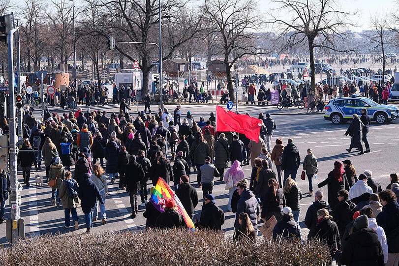 Tausende Menschen pilgern zur Demo gegen Rechts auf die Theresienwiese.