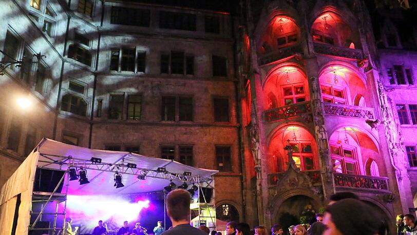 Gefeiert werden kann im Rathaus, wie das Rathaus-Clubbing zum CSD oder die Partys im Rahmen von &bdquo;18.jetzt&ldquo; beweisen. F&uuml;r einen Nachtklub im Ratskeller m&uuml;ssen jedoch einige H&uuml;rden &uuml;berwunden werden.