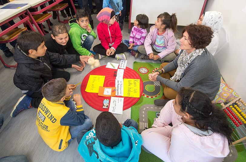 So soll es ab Januar in bayerischen Schulen aussehen: Flüchtlingskinder werden unterrichtet.