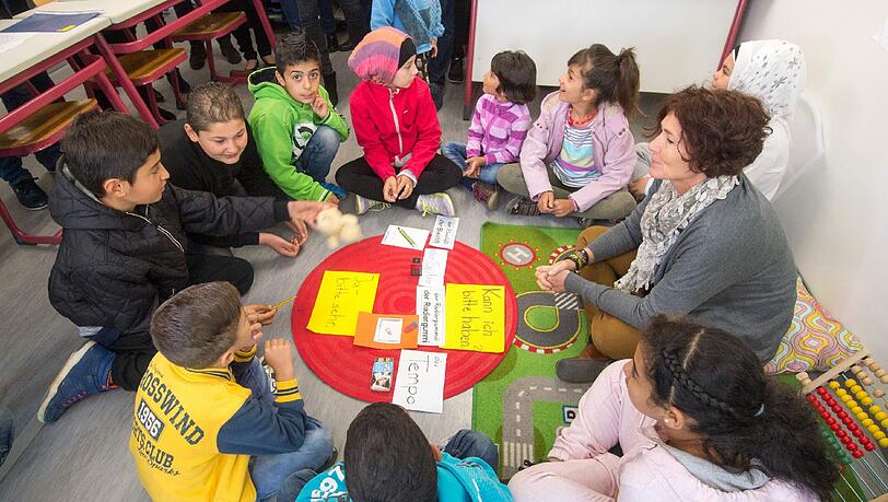 So soll es ab Januar in bayerischen Schulen aussehen: Flüchtlingskinder werden unterrichtet. So soll es ab Januar in bayerischen Schulen aussehen: Flüchtlingskinder werden unterrichtet.