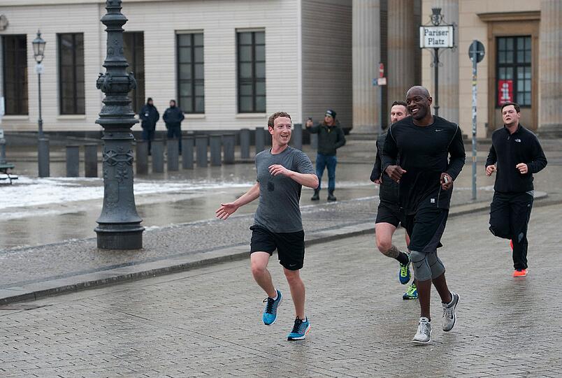 Für eine Joggingrunde über den Pariser Platz in Berlin schlüpfte Mark Zuckerberg im Februar diesen Jahres in die Laufschuhe.