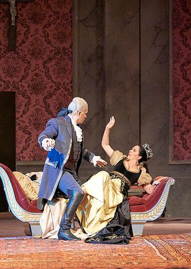 Erwin Schrott (Scarpia) und Angela Gheorghiu (Tosca) in einer Aufführung der Oper "Tosca" an der Wiener Staatsoper. An der Wiener Staatsoper jährt sich zum 60. Mal eine legendäre Inszenierung von Giacomo Puccinis "Tosca", die schon 600 Mal gezeigt wurde.