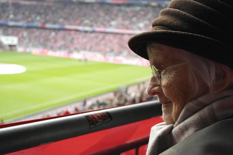 Der Trubel gefällt ihr: Vom Rollstuhlplatz aus fiebert Luise Mende mit den Bayern beim 3:2 gegen Düsseldorf mit.