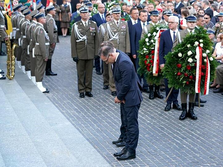 Heiko Maas legt in Warschau einen Kranz nieder.