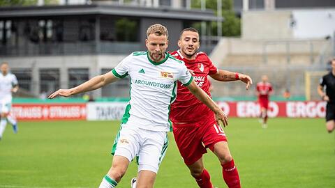 Unions Friedrich (l) und T&uuml;rkg&uuml;c&uuml;s Sararer im Zweikampf um den Ball. Union zieht durch einen 1:0-Erfolg in die n&auml;chste Runde ein.