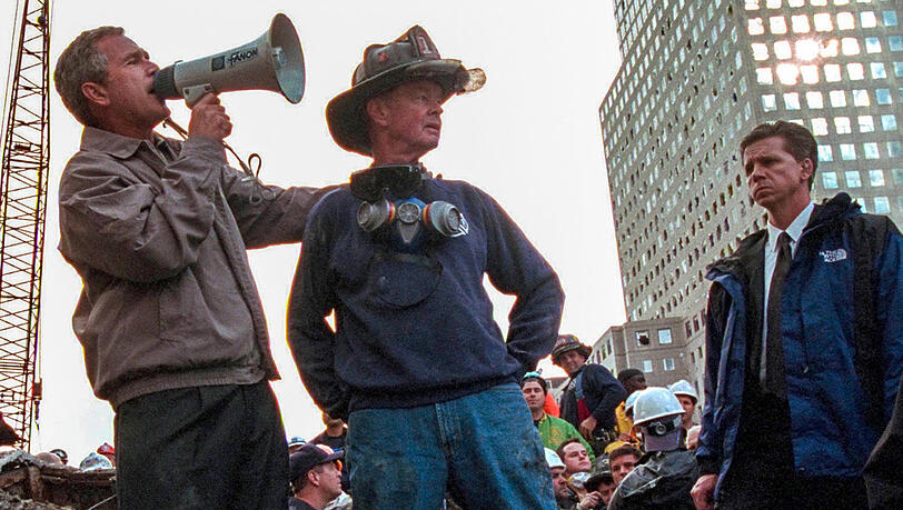"Und er kommt geradewegs auf mich zu." Der damalige US-Präsident George W. Bush (l.) mit Feuerwehrmann Bob Beckwith (M.). "Und er kommt geradewegs auf mich zu." Der damalige US-Präsident George W. Bush (l.) mit Feuerwehrmann Bob Beckwith (M.).