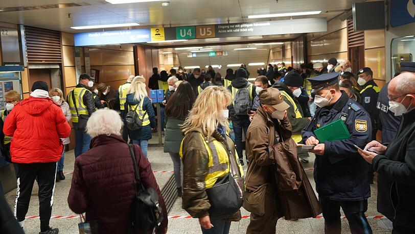 Ein Polizist beantwortet die Fragen eines Mannes zu den 3G-Regeln.