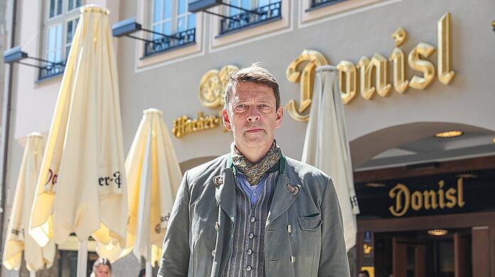 Peter Reichert vor dem Donisl. Foto: Bernd Wackerbauer.
