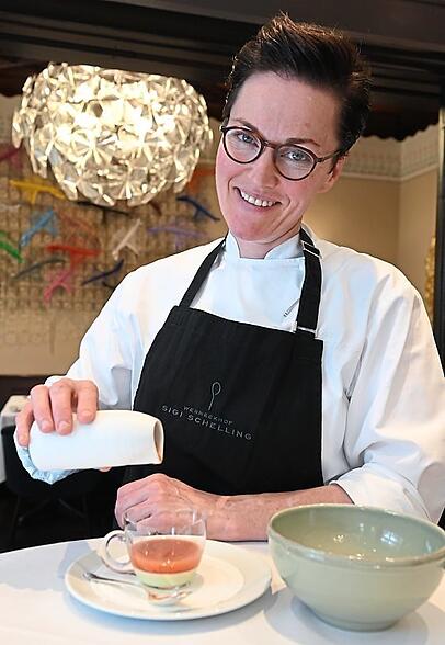 Sterneköchin Sigi Schelling ist Chefin des Werneckhofs. SZ Foto Sterneköchin Sigi Schelling ist Chefin des Werneckhofs. SZ Foto