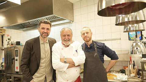 V.l.: Marko Pesic, Zarko Skocic und Daniel Martinovic in der Küche des Portun. Dort produzieren sie angeblich das beste Schnitzel der Stadt.