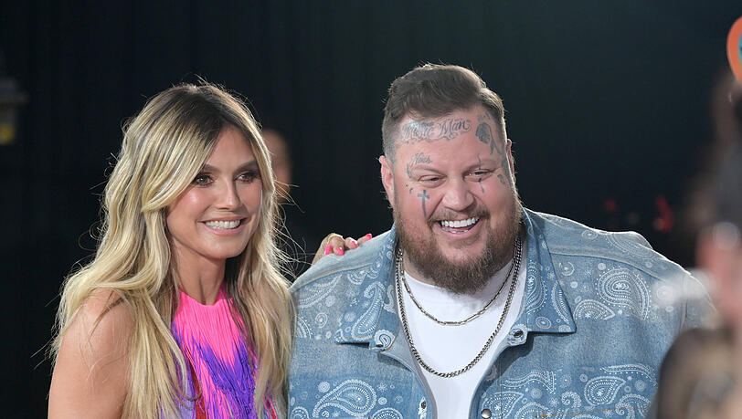 Heidi Klum und der US-amerikanische Country-Sänger Jelly Roll durften bei den Kids' Choice Awards einen der begehrten Preise übergeben. Heidi Klum und der US-amerikanische Country-Sänger Jelly Roll durften bei den Kids' Choice Awards einen der begehrten Preise übergeben.