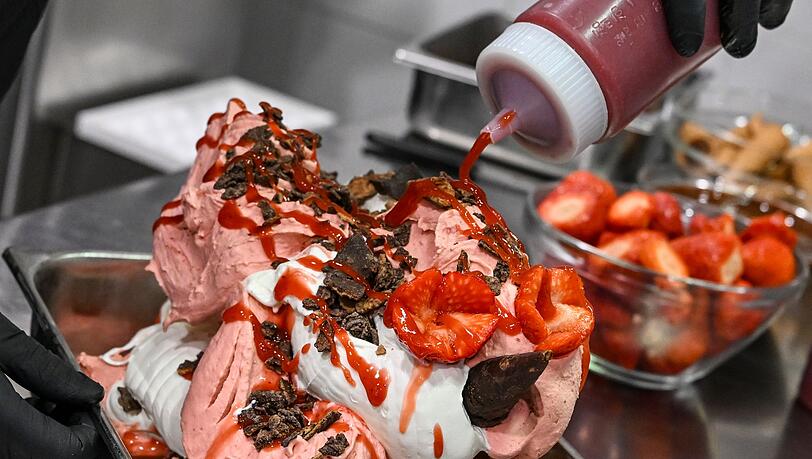 Pinocchio ist eine Melange aus Milcheis und Erdbeersorbet.