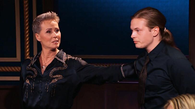 Gabriel fliegt mit fünf Stimmen. Unter Tränen sagt er: "Ich bin ein Loyaler." Sonja tröstet: "Du warst ein toller Spieler." Gabriel fliegt mit fünf Stimmen. Unter Tränen sagt er: "Ich bin ein Loyaler." Sonja tröstet: "Du warst ein toller Spieler."