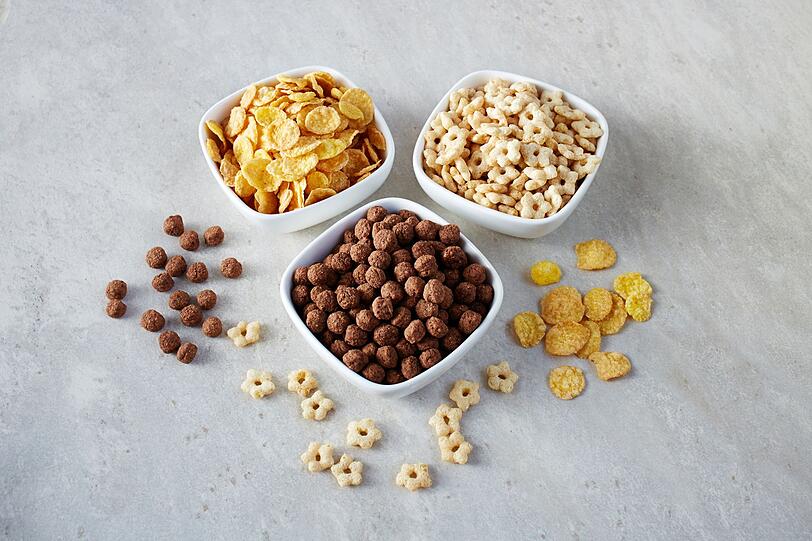 Die morgendliche Portion Cornflakes geh&ouml;rt f&uuml;r viele Menschen unweigerlich zum Start in einen guten Tag. Doch leider sind die s&uuml;&szlig;en Zerealien meist alles andere als gesund. Statt der zuckrigen Kalorienbomben, die obendrein kaum s&auml;ttigen, sollten Sie lieber zu Vollkornhaferflocken mit frischen Fr&uuml;chten greifen.