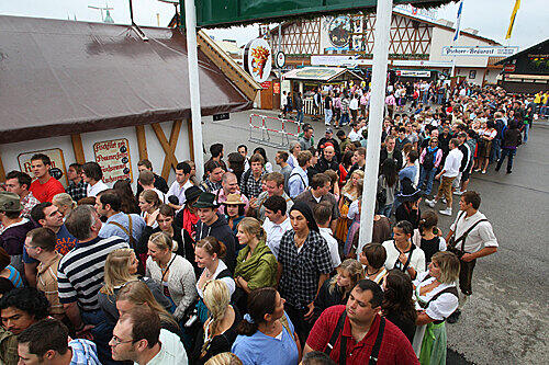 Schon am frühen Morgen Schlange stehen: Frühmorgens stehen die Wiesn-Fans schon vor den Zelten und hoffen auf einen Platz.
