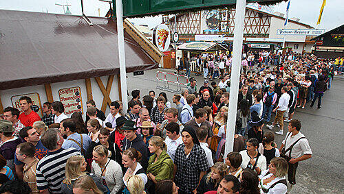 Schon am frühen Morgen Schlange stehen: Frühmorgens stehen die Wiesn-Fans schon vor den Zelten und hoffen auf einen Platz.